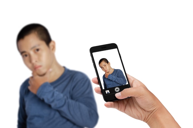 Tome la foto de un retrato joven con el pelo corto por teléfono inteligente aislado sobre fondo blanco.