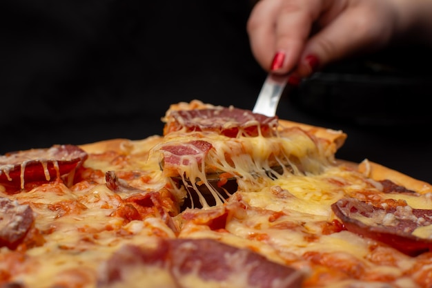 Tome una rebanada de pizza con una espátula especial
