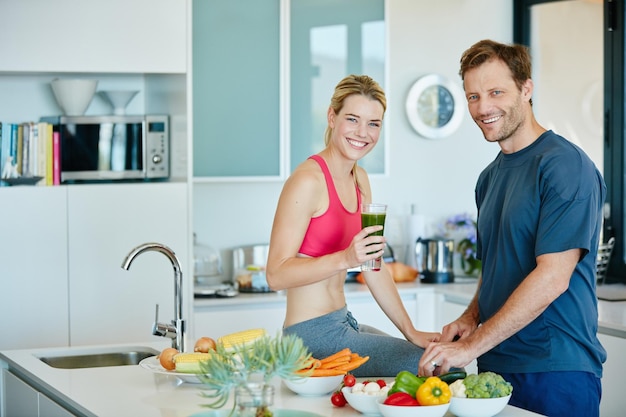 Tome su salud en sus propias manos Retrato de una pareja preparando una comida nutritiva juntos en casa