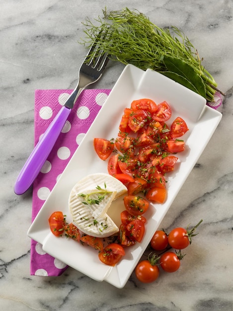 Tomino-Käse mit Pachino-Tomaten-Salat