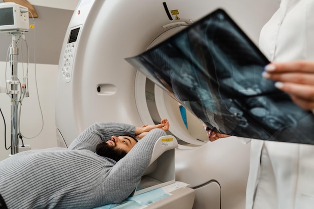 Tomografia computadorizada do abdômen do homem na clínica médica O homem está fazendo tomografia computadorizada exame de tórax de tórax em uma sala de tomografia computadorizada