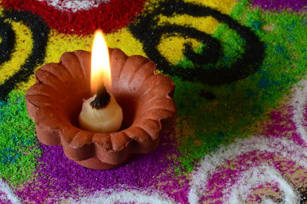 Ton-Diya-Lampen beleuchtet während der Diwali-Feier, Rangoli im Hintergrund