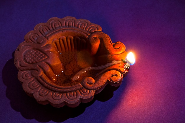 Foto ton diya lampen während diwali feier beleuchtet. gruß-karten-design indisches hindu-licht-festival namens diwali