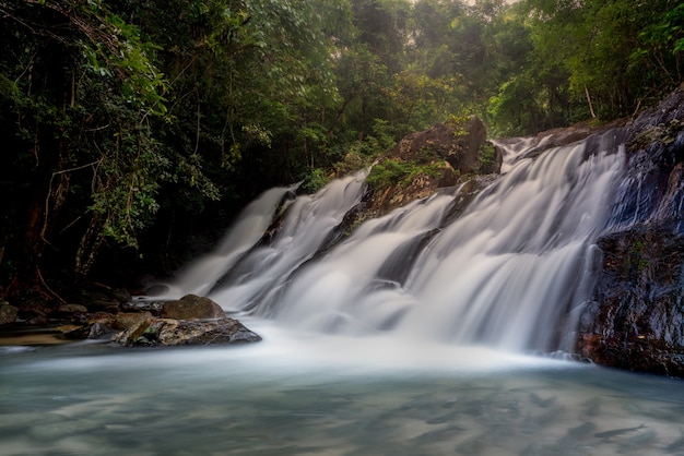 Ton Nga Chang Wasserfall Ein Wasserfall, der eine Touristenattraktion im Süden Thailands ist