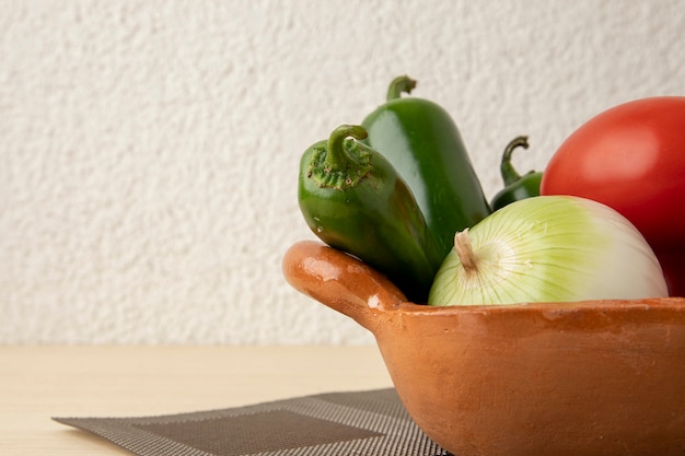 Tonbehälter mit Zutaten zur Zubereitung einer typisch mexikanischen Sauce