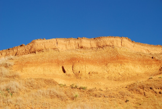 Tonberg auf einem Hintergrund des blauen Himmels