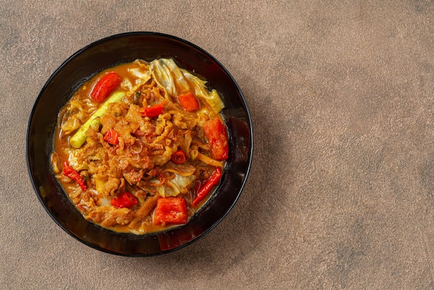 Tongseng é um prato de guisado de carne em sopa curry com legumes e molho de soja doce