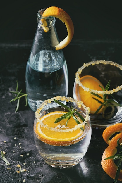 Tonic cocktail com alecrim e laranja