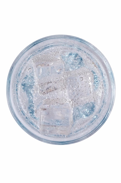 Tónica refrescante o agua mineral con hielo