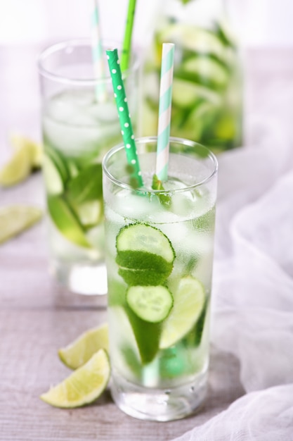 Tônico refrescante com fatias de pepino, hortelã, limão