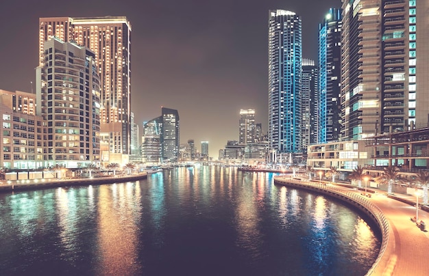 Tonificação noturna da Marina de Dubai aplicada nos Emirados Árabes Unidos