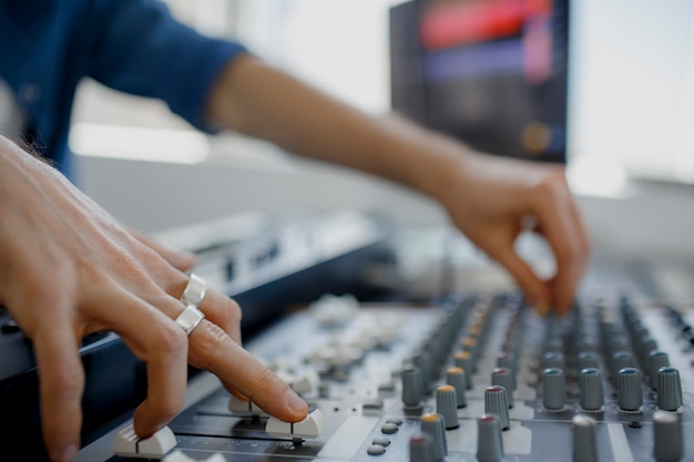 Toningenieur arbeitet am Mischpult im Tonstudio