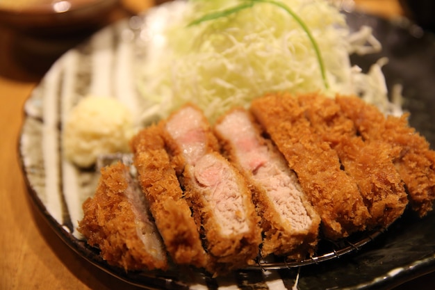 Tonkatsu de cerdo frito Tonkatsu japonés