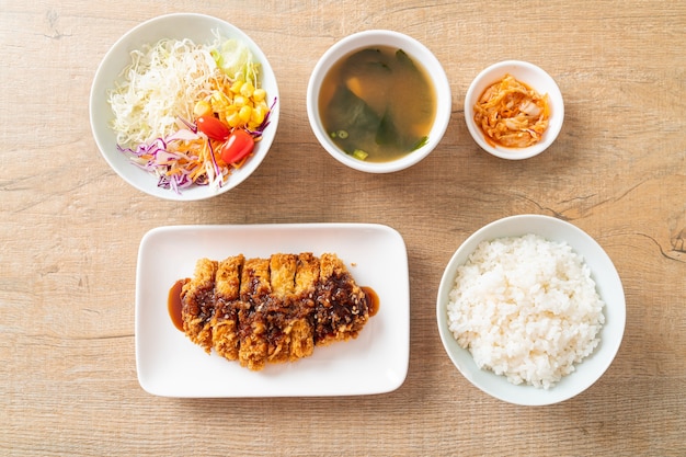 Tonkatsu - Chuleta de cerdo japonesa frita con arroz - Estilo de comida japonesa