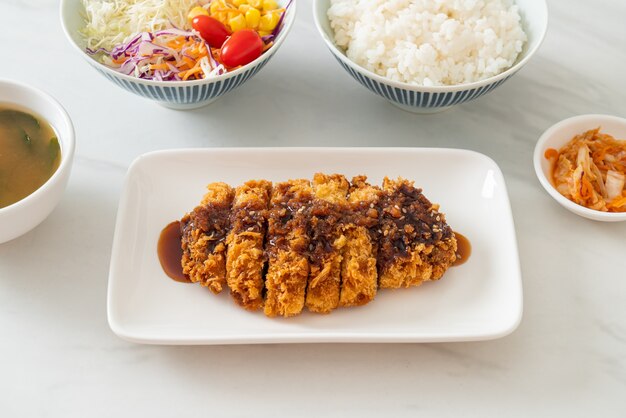 Tonkatsu - Japanisches Schweinekotelett frittiert mit Reis-Set - japanische Küche