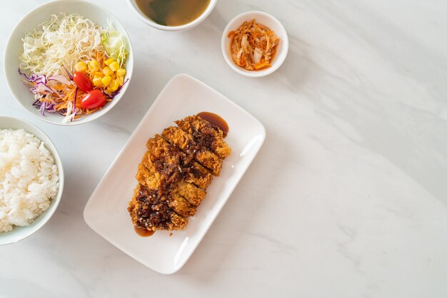 Tonkatsu - Japanisches Schweinekotelett frittiert mit Reis-Set - japanische Küche