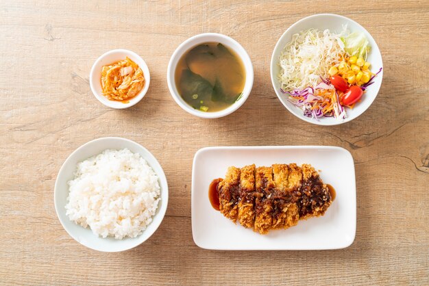 Tonkatsu - Japanisches Schweinekotelett frittiert mit Reis-Set - japanische Küche