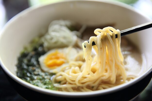 Tonkotsu fideos ranmen comida japonesa