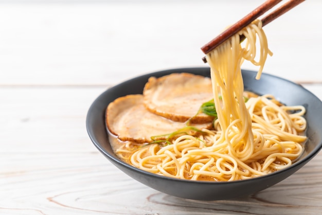 Tonkotsu Ramen Nudeln mit Chaashu Schweinefleisch