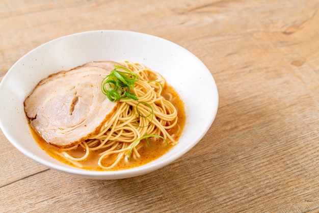 Tonkotsu Ramen Nudeln mit Chaashu Schweinefleisch