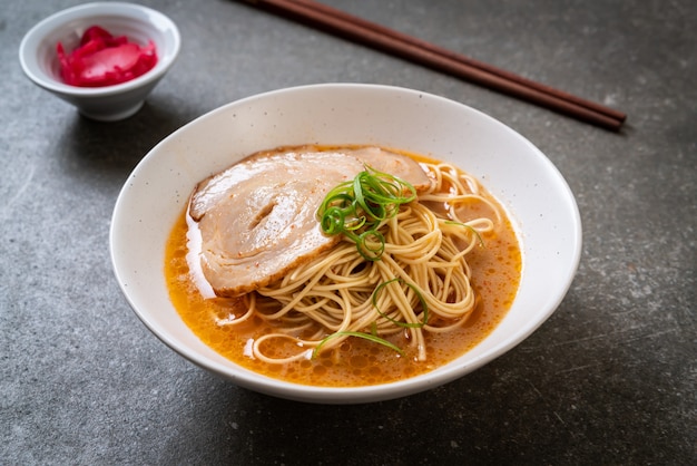 Tonkotsu Ramen Nudeln mit Chaashu Schweinefleisch