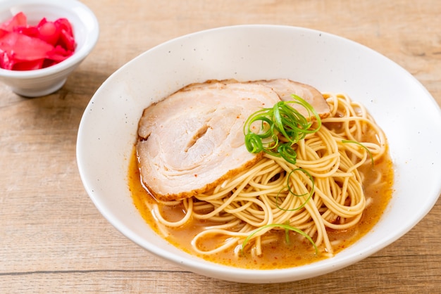 Tonkotsu-Ramen-Nudeln mit Chaashu-Schweinefleisch