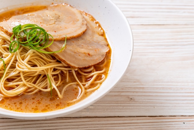 Tonkotsu-Ramen-Nudeln mit Chaashu-Schweinefleisch