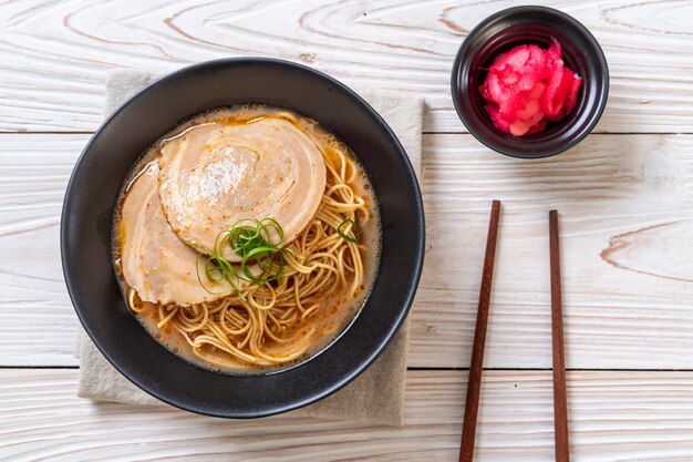 Tonkotsu-Ramen-Nudeln mit Chaashu-Schweinefleisch