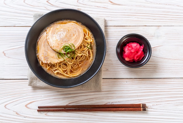 Tonkotsu-Ramen-Nudeln mit Chaashu-Schweinefleisch