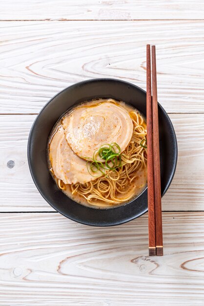 Tonkotsu-Ramen-Nudeln mit Chaashu-Schweinefleisch