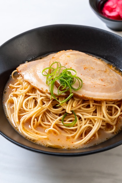 Tonkotsu-Ramen-Nudeln mit Chaashu-Schweinefleisch