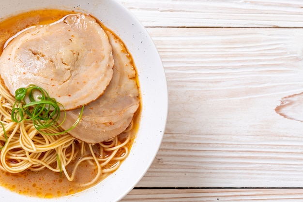 Tonkotsu-Ramen-Nudeln mit Chaashu-Schweinefleisch