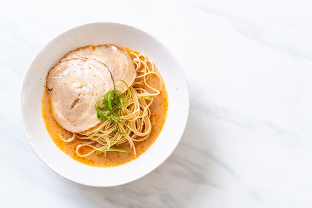 Tonkotsu-Ramen-Nudeln mit Chaashu-Schweinefleisch