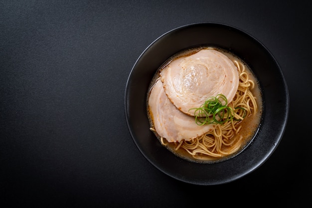 Tonkotsu Ramen Nudeln mit Chaashu Schweinefleisch