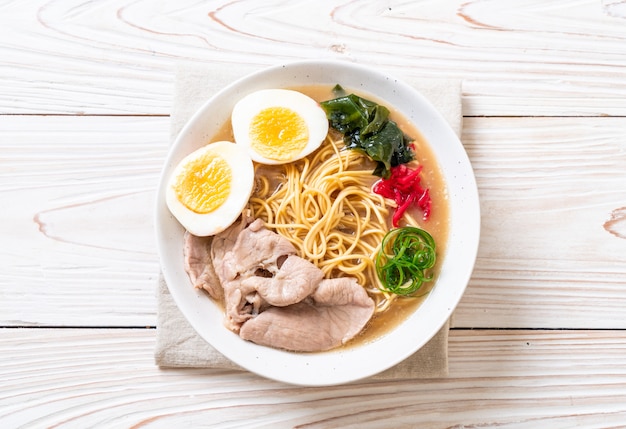 Tonkotsu Ramen Nudeln mit Schweinefleisch und Ei