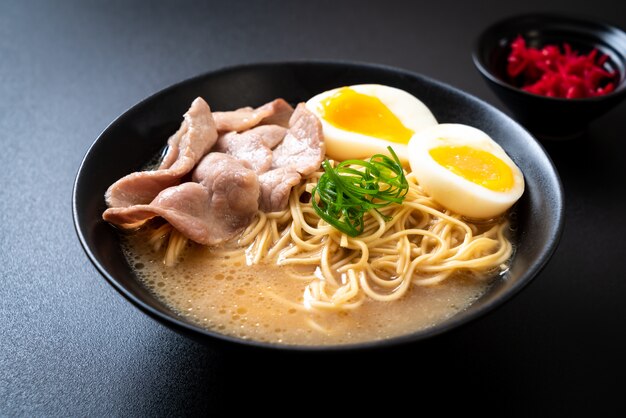 Tonkotsu Ramen Nudeln mit Schweinefleisch und Ei