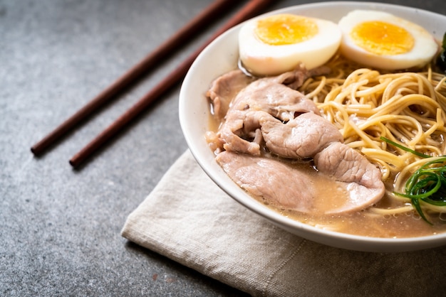 Tonkotsu Ramen Nudeln mit Schweinefleisch und Ei