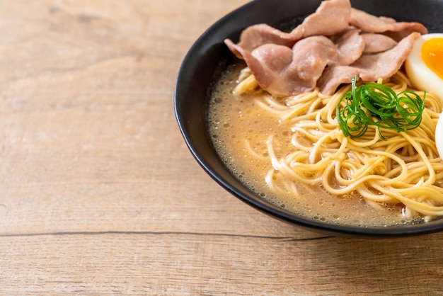 Tonkotsu Ramen Nudeln mit Schweinefleisch und Ei