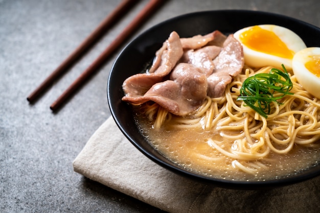 Tonkotsu Ramen Nudeln mit Schweinefleisch und Ei