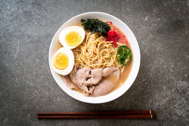 Tonkotsu Ramen Nudeln mit Schweinefleisch und Ei