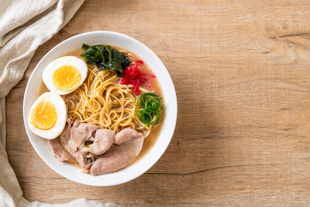 Tonkotsu Ramen Nudeln mit Schweinefleisch und Ei