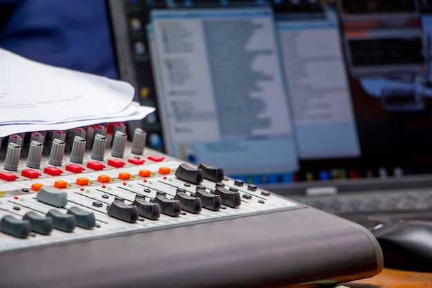 Tonmisch- und -verstärkungsgeräte im Studio auf dem Laptop