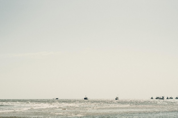 Tono gris azul pálido paisaje marino cielo despejado vista Real naturaleza belleza fondo barcos vela horizonte bahía calma ondulación mar Pesca estilo de vida viaje ocio viajes Paraíso tranquilidad serenidad paz tranquilidad