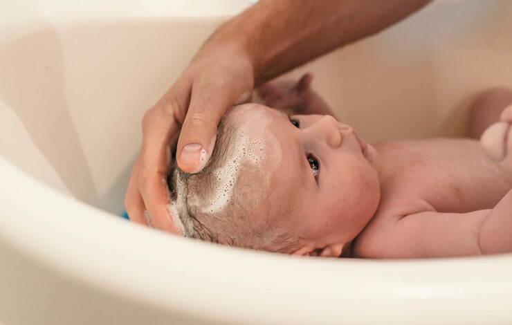 Tono suave Hora del baño para un lindo bebé recién nacido