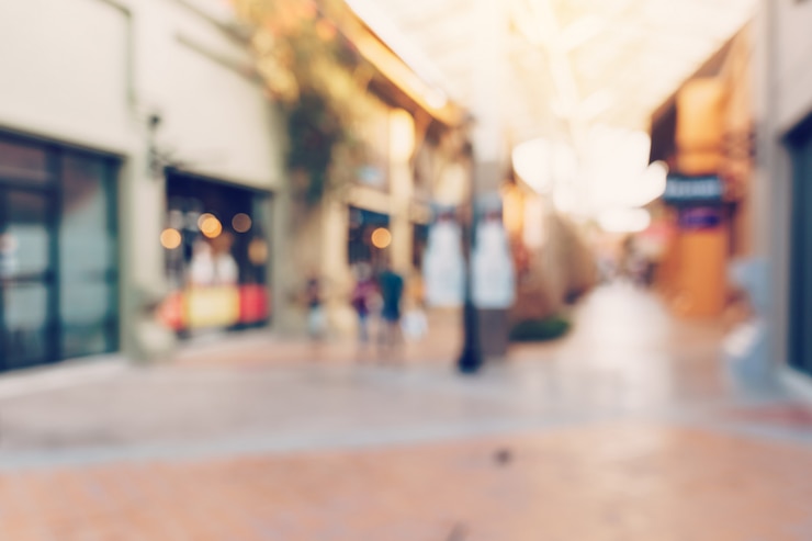 Foto el tono del vintage empañó el día defocused de gente de la muchedumbre en festival de la calle que caminaba y la alameda de compras.