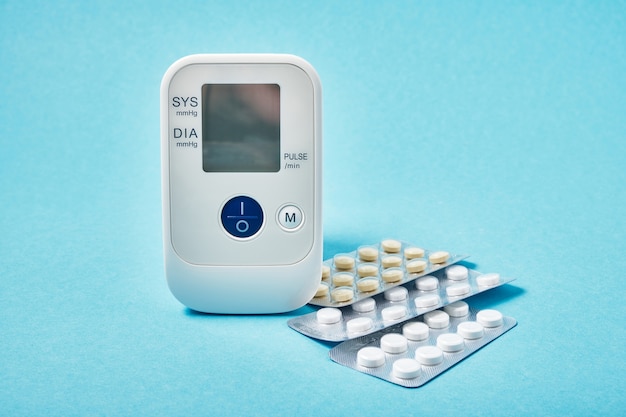 Tonometer bluthochdruckanzeige und pillen in folienblasen kopieren raum draufsicht