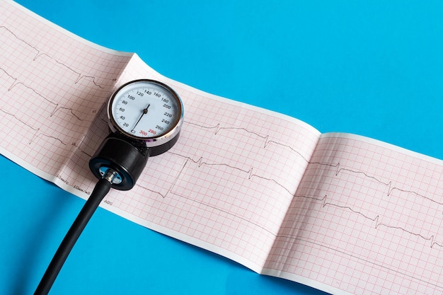 Tonómetro mecánico sobre los resultados de un cardiograma