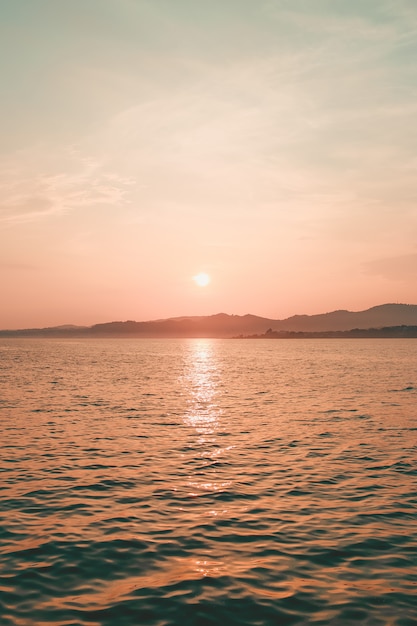 Foto tonos rosados sobre el mar