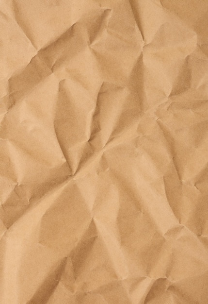 Los tonos tierra complementan la textura auténtica del papel kraft.