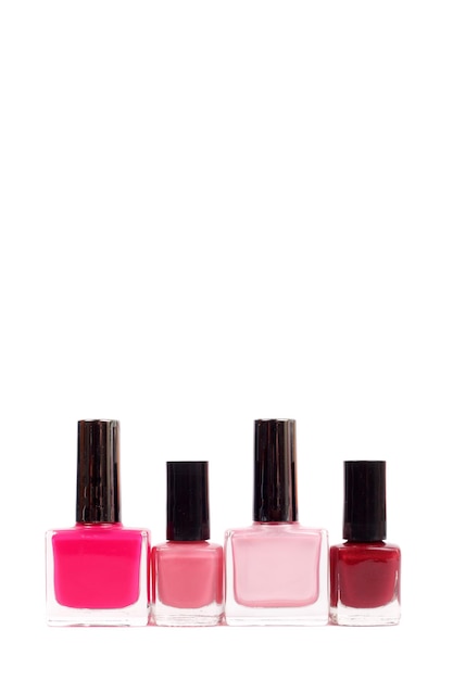 Tons de esmalte rosa e vermelho, fundo branco, espaço de cópia